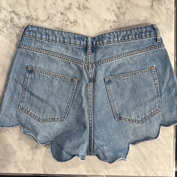 H&M Scallop hem denim shorts - Picture 2 of 2